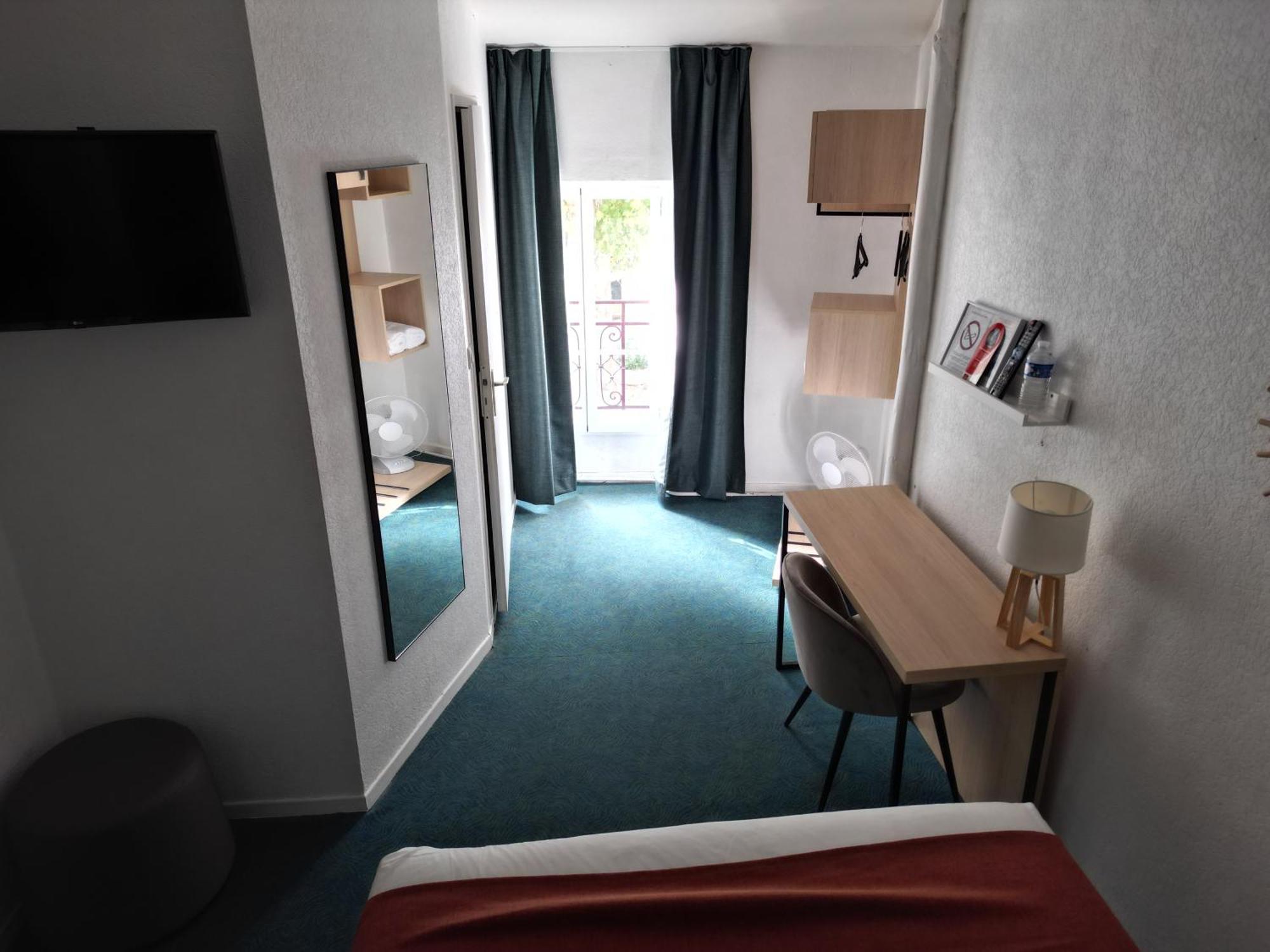 Contact Hotel Les Platanes Villeneuve Sur Lot Centre Exterior photo